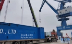 5月14日，一台700吨节段拼装造桥机从襄阳宜城市小河港装船出发，将经上海发运泰国林查班港。新华网发 王亮摄 - 新浪湖北