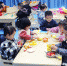 图为小朋友在咸宁市建成的托育服务中心开心玩耍（资料图）。新华网发 - 新浪湖北