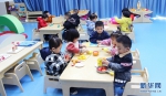 图为小朋友在咸宁市建成的托育服务中心开心玩耍（资料图）。新华网发 - 新浪湖北