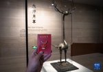 新华社记者 肖艺九 摄

　　5月12日拍摄的铜鹿角立鹤文创徽章。 - 新浪湖北