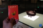 新华社记者 肖艺九 摄

　　5月12日拍摄的彩漆木雕鸳鸯形盒文创徽章。 - 新浪湖北