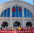 图为6月20日，游客在汉口站乘坐郑渝高铁列车赴神农架旅游。新华网发 邱晟摄 - 新浪湖北
