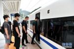 图为6月20日，旅客在郑渝高铁保康县站乘高铁出行。新华网发 杨韬摄 - 新浪湖北