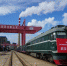 20日从阳逻国际港铁水联运示范基地发出的中老铁路（武汉-琅勃拉邦）国际货运列车。（湖北港口集团有限公司供图） - 新浪湖北