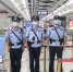 图为武汉市公安局轨道交通管理分局警力在地铁七号线纸坊大街站执勤。新华网发 周山然 摄 - 新浪湖北