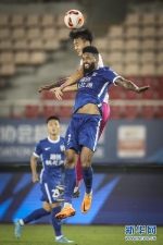 7月3日，上海申花队球员蒋圣龙（上）在比赛中与武汉三镇队球员华莱士争抢头球。新华社记者 潘昱龙 摄 - 新浪湖北