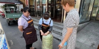 图为南漳县残联工作人员联系超市收购农民滞销蔬菜 - 残疾人联合会