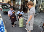 图为南漳县残联工作人员联系超市收购农民滞销蔬菜 - 残疾人联合会
