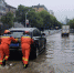 图为7月2日6时左右，荆州松滋突降暴雨，消防救援人员紧急出动帮助群众应对道路积水。新华网发 石庆 摄 - 新浪湖北