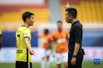 7月4日，广州队球员韦世豪（左）在比赛中与主裁判戴弋戈交流。新华社记者 潘昱龙 摄 - 新浪湖北