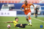7月4日，武汉长江队球员福布斯（右）在比赛中带球突破。新华社记者 潘昱龙 摄 - 新浪湖北