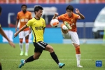 7月4日，武汉长江队球员胡靖航（右）在比赛中传球。新华社记者 潘昱龙 摄 - 新浪湖北