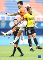 7月4日，武汉长江队球员刘云（左）在比赛中与广州队球员范恒博争抢头球。新华社记者 潘昱龙 摄 - 新浪湖北