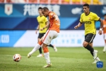 7月4日，武汉长江队球员福布斯（左）在比赛中射门得分。新华社记者 潘昱龙 摄 - 新浪湖北