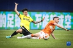 7月4日，武汉长江队球员卡耶维奇（右）在比赛中与广州队球员杨立瑜拼抢。新华社记者 潘昱龙 摄 - 新浪湖北
