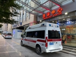 7月13日下午，浙大二院急诊中心外停着多辆急救车。（图片由受访者提供） - 新浪湖北