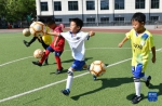 7月13日，湖北省宜昌市几位小学生参加足球训练。新华社发（王辉富摄） - 新浪湖北