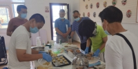 图为青山街阳光家园组织残疾人学习烘焙 - 残疾人联合会