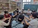 图为青山镇街阳光家园组织残疾人学习串珠 - 残疾人联合会