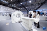 8月5日，在2022年世界大健康博览会上，观众在展厅了解PET-CT系统。 - 新浪湖北