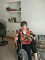 图为收到轮椅的老奶奶开心的笑起来 - 残疾人联合会