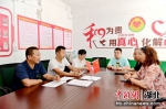 小区党支部成员与业主面对面沟通交流。刘康 摄 - Hb.Chinanews.Com