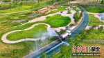 卷桥河湿地公园进行水车喷灌工作 周星亮 摄 - Hb.Chinanews.Com