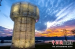 由废弃矿泉水瓶搭建的“水塔”。付蓓蓓 摄 - Hb.Chinanews.Com