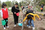 图为荆州市助残志愿者与市智亲协会启动的“拥抱阳光，益起行动”公益项目——组织自闭症儿童开展植树活动 - 残疾人联合会