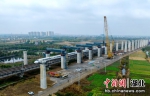 11月22日，一列高铁列车经过完成吊装后的钢盖梁(无人机照片)。雷佳民摄1 - Hb.Chinanews.Com