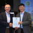 12月10日，在加拿大蒙特利尔，中国自然保护地代表（右）获颁证书。新华社记者 任鹏飞 摄 - 新浪湖北