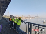 技术人员在武汉长江大桥现场安装传感器 - Hb.Chinanews.Com