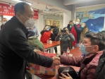 张碧钧（左）为困难残疾人发放慰问物资 - 残疾人联合会