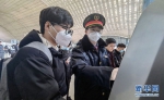 　　图为武汉站工作人员在为学生旅客提供导乘服务。新华网发 郭曼莉摄 - 新浪湖北