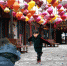 　　2月10日，一名小朋友在宣恩县兴隆老街的灯笼走廊下拍照。 新华社发（陈绪开摄） - 新浪湖北