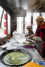　　2月10日，宣恩县兴隆老街上的居民在制作土家传统美食“绿豆皮”。 新华社发（陈绪开摄） - 新浪湖北