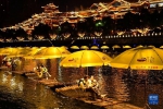 　　2月9日，游客乘坐竹筏在宣恩县兴隆老街前的贡水河上游玩。 新华社发（宋文摄） - 新浪湖北