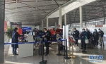 图为春运期间旅客在襄阳机场乘机出行。新华网发 - 新浪湖北