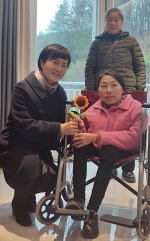 图为夏亚灵与“美丽工坊”残疾人就业创业代表张艳红交流 - 残疾人联合会