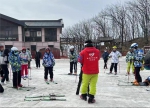 图为志愿者为残疾人运动员讲解滑雪要领 - 残疾人联合会