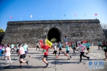 　　图为参赛选手在荆州古城墙下奔跑。新华网发 - 新浪湖北