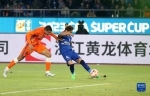 4月8日，武汉三镇队球员韦世豪（右）在比赛中射门。新华社记者贾浩成摄 - 新浪湖北