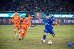 4月8日，武汉三镇队球员谢鹏飞（右）在比赛中射门得分。新华社记者江汉摄 - 新浪湖北