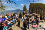 4月9日，游客在恩施大峡谷景区游玩 周章龙 摄 - Hb.Chinanews.Com
