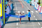 肯尼亚的选手露西·卡利米冲线。图片来源：武汉马拉松 - 新浪湖北
