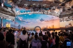 观众在第二届中国（武汉）文化旅游博览会上的武汉馆参观。新华社记者伍志尊 摄 - 新浪湖北