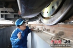 铁路职工正在检查车轮(徐安宏 摄) - Hb.Chinanews.Com