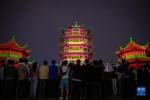 游客在观看黄鹤楼灯光秀。新华社记者伍志尊 摄 - 新浪湖北