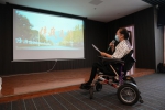 图为杜诚诚讲解电影《伴我远行》 - 残疾人联合会