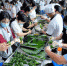 6月4日，湖北省宣恩县一中的高三学生在包粽子。 - 新浪湖北
